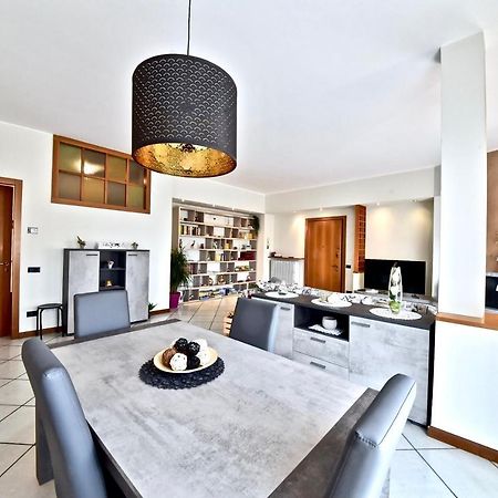 Modern Apartment Halfway Between Milan And Como Cogliate Eksteriør billede