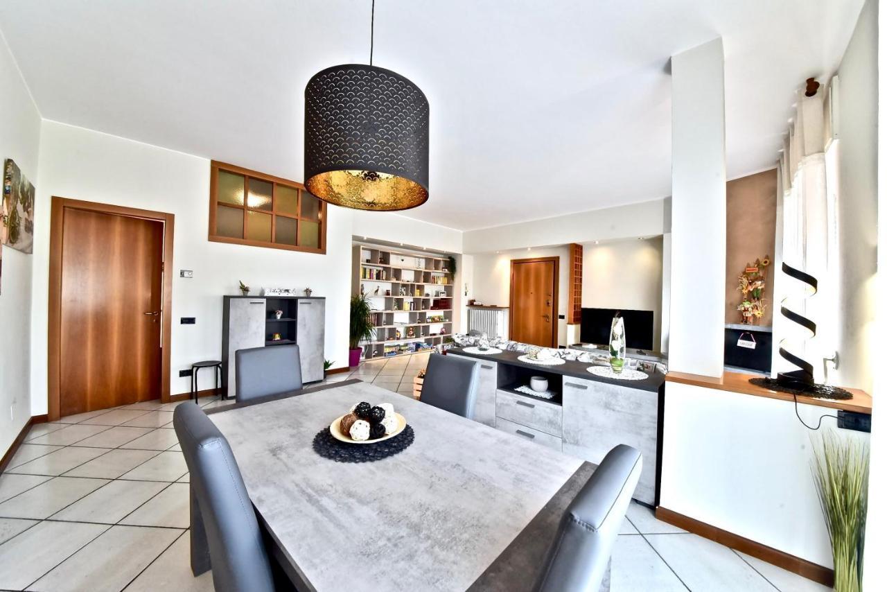 Modern Apartment Halfway Between Milan And Como Cogliate Eksteriør billede