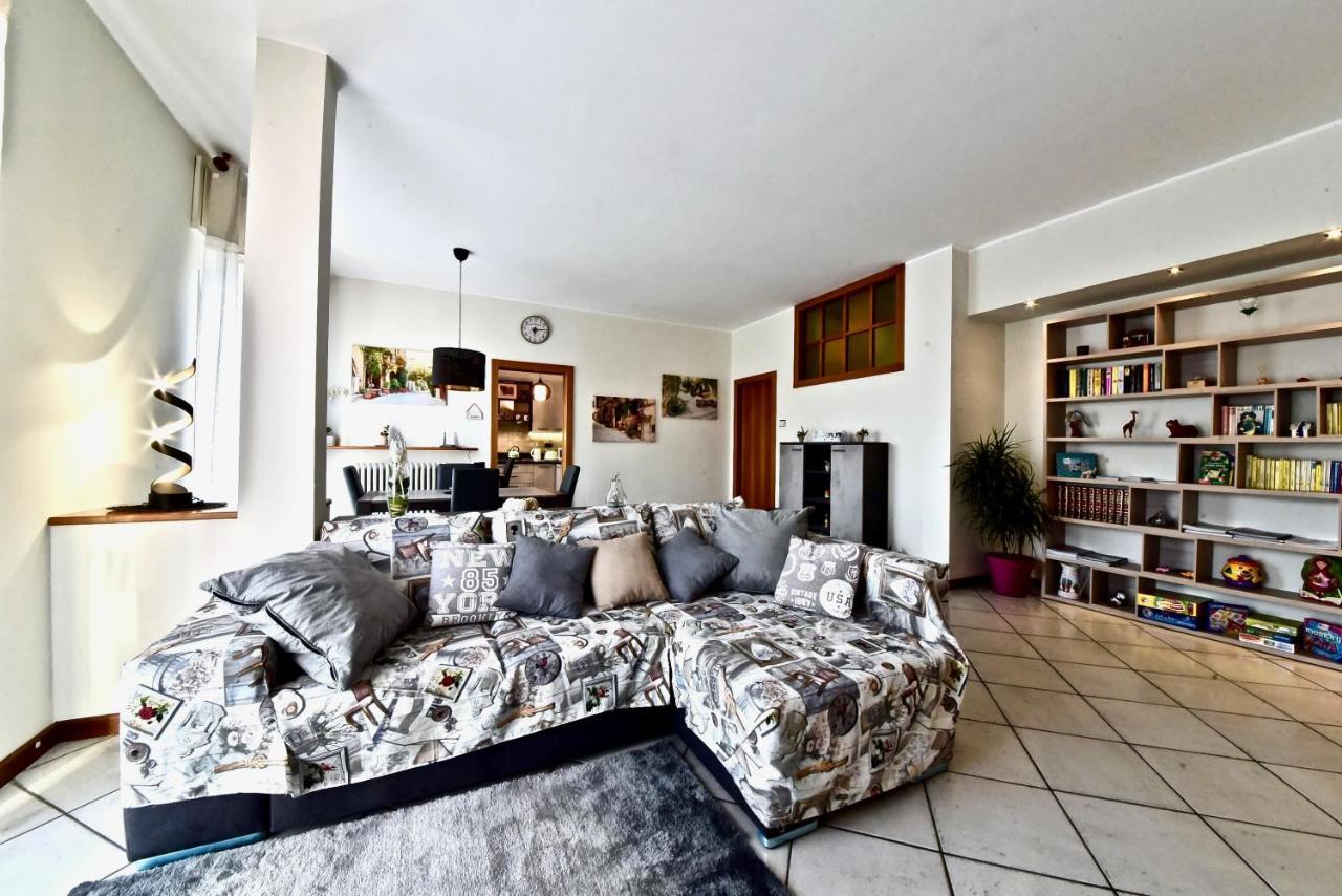 Modern Apartment Halfway Between Milan And Como Cogliate Eksteriør billede